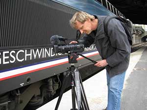 Hansjürg Oesch filmt einen TGV